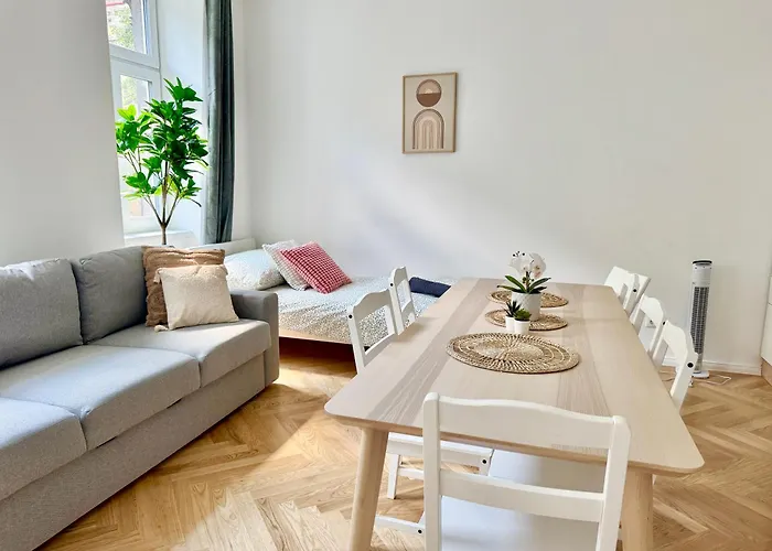 Stylish With Balcony Near Center Διαμέρισμα