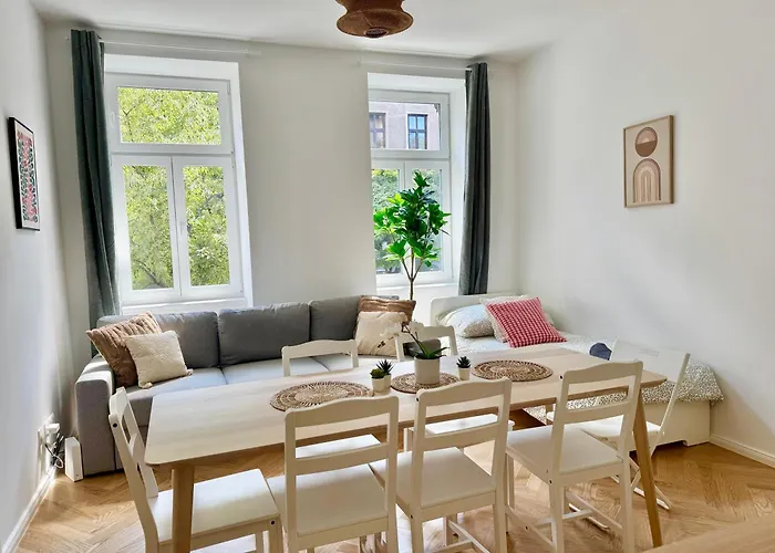 Διαμέρισμα Stylish With Balcony Near Center
