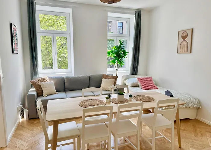 Stylish With Balcony Near Center Διαμέρισμα